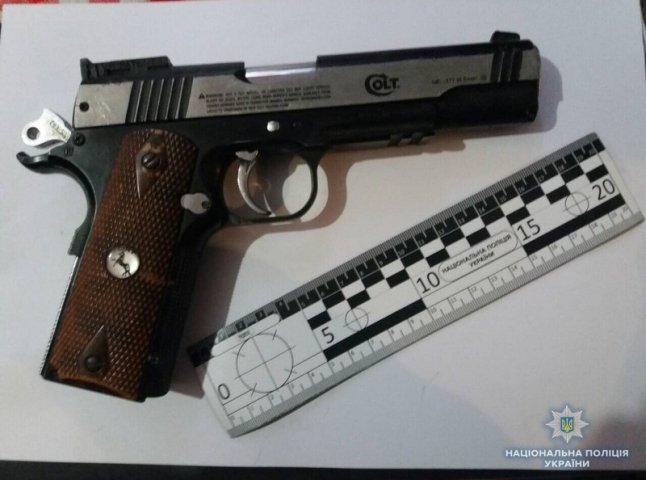 Пістолети, рушниця та ножі: поліція знайшла у двох чоловіків зброю