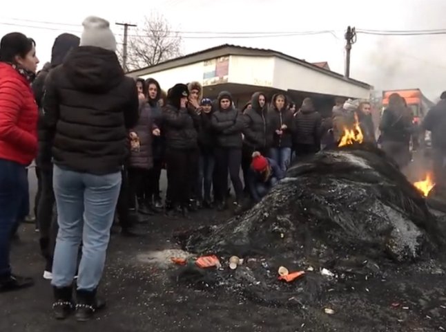 Мешканці Нижньої Апші вже добу перекривають дорогу "Мукачево-Рогатин"