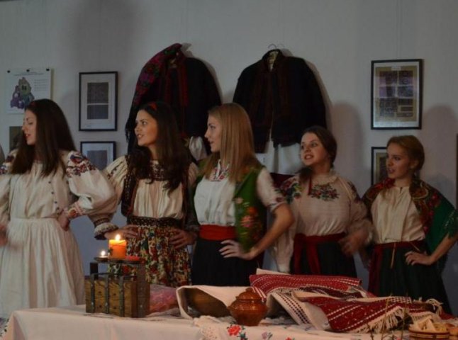 Андріївські вечорниці в Ужгороді: молодь ворожила на суджених, залицялась та пригощала смаколиками