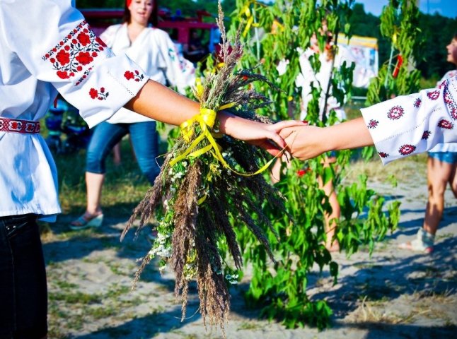 В Ужгороді під спів пісень вчили плести віночки та виготовляти ляльку-оберіг