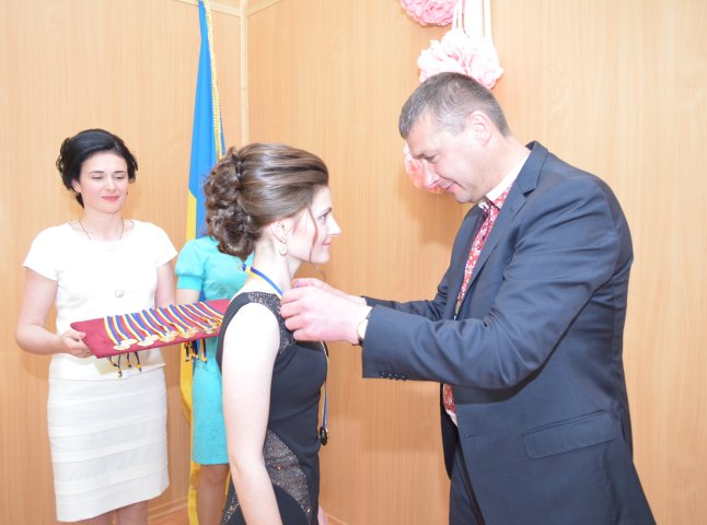 Найкращі випускники Мукачівщини отримали медалі з рук керівників району (ФОТО)