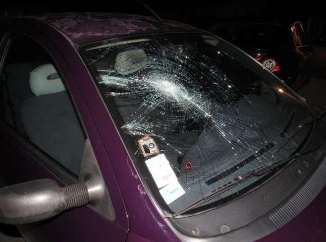 Вночі у Клячанові кандидату в депутати розбили лобове скло на автомобілі