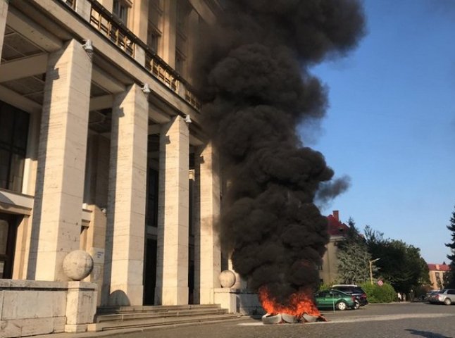 Акція протесту в Ужгороді: біля Закарпатської ОДА запалили шини