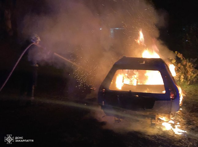 У селищі на Тячівщині вночі спалахнула машина У селищі на Тячівщині вночі спалахнула машина