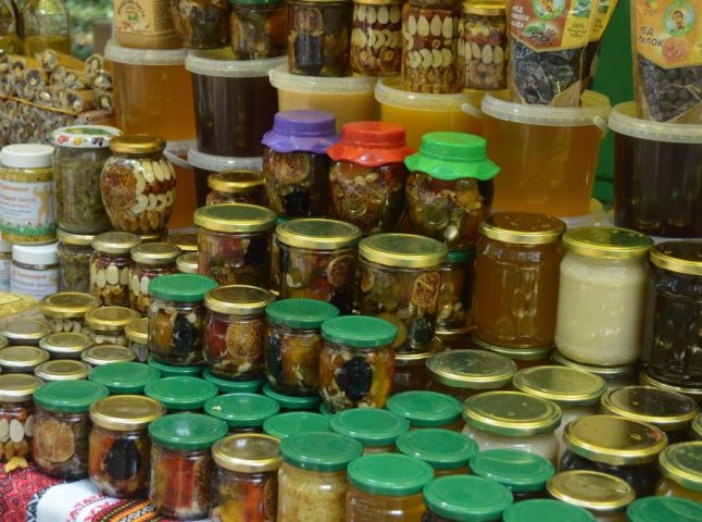 Мед в усіх його варіаціях: в Ужгороді офіційно відкрили ярмарок "Медовий спас"