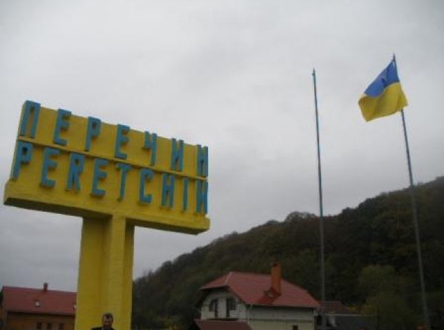 У Перечині в’їзний знак прикрасили синьо-жовтим прапором