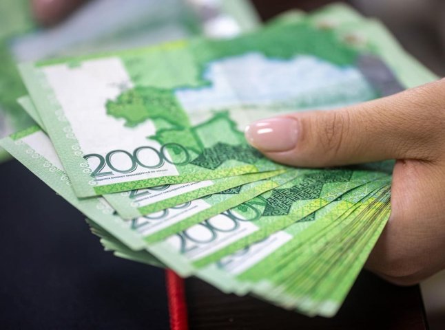 Країна ЄС готує скорочення виплат українцям на третину — до чого готуватися