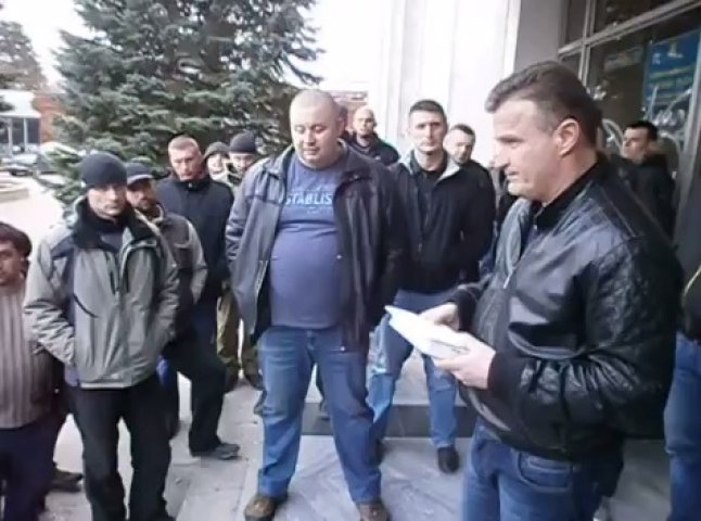 Мітингувальники заставили підписати заяву на звільнення голову Великоберезнянської райради