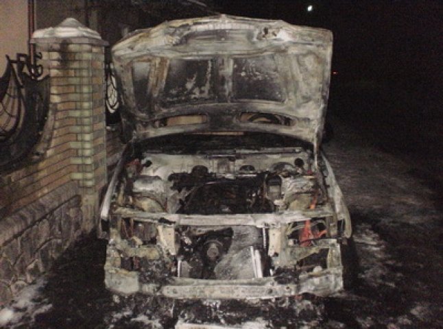 Цієї ночі у Мукачеві на Осипенка згорів BMW X5 (ФОТО)