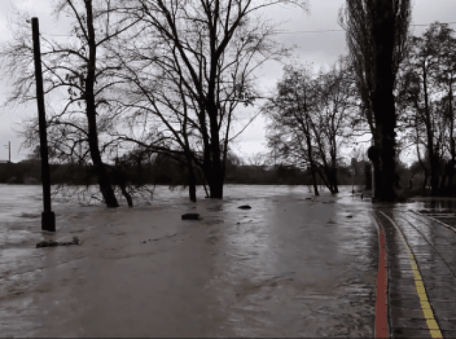 В Ужгороді вода підтопила дитячу залізницю