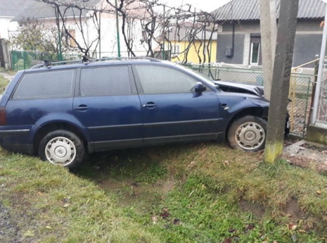 На Ужгородщині нетверезий водій «Volkswagen Pаssаt» злетів у кювет і вдарився в електричний стовп