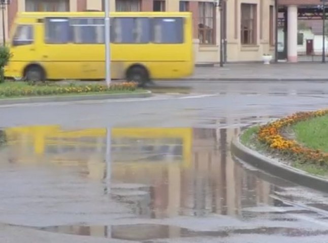 В Ужгороді під час дощу постійно заливає нещодавно відремонтовану площу