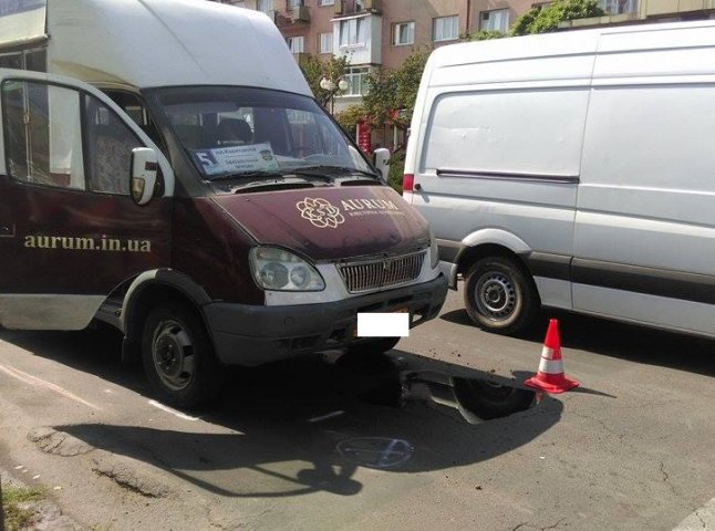 В Ужгороді маршрутка зіткнулась з іномаркою: пасажирка ймовірно отримала струс головного мозку, – ЗМІ