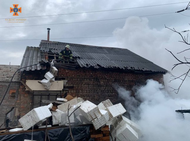 Рятувальники показали фото з місця трагічної пожежі у Мукачеві