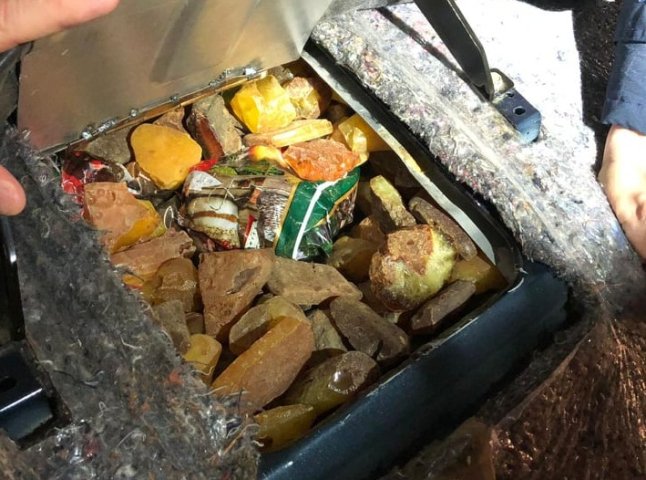 Українець заховав у машині майже 25 кг бурштину