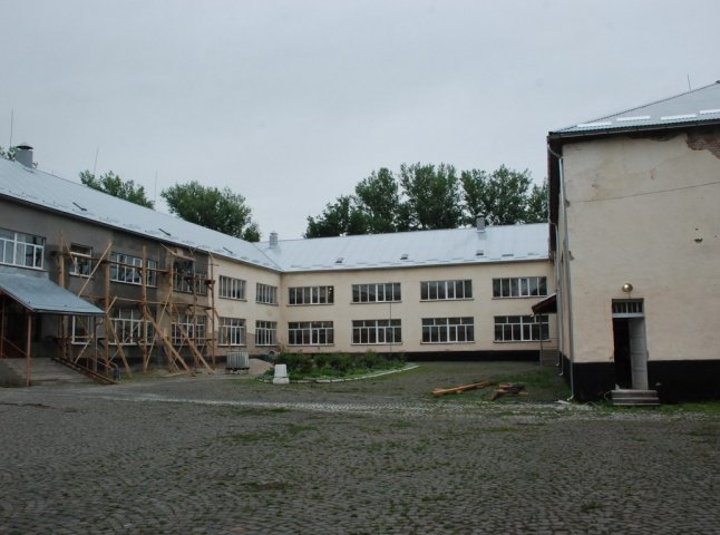 В Іршаві ремонтують фасад школи (ФОТО)