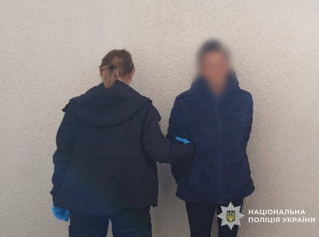 У Берегові жінка вдарила ножем у шию знайомого: поліція розслідує замах на вбивство