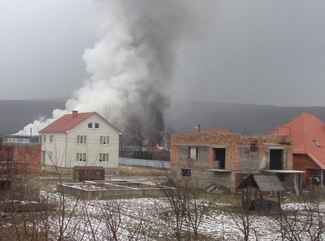 Велика пожежа на Ужгородщині: горять складські приміщення
