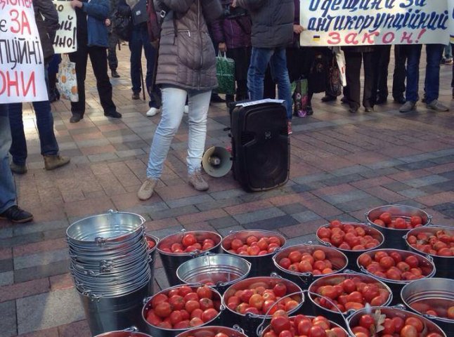 Активісти Майдану привезли до Верховної Ради 200 кг помідорів