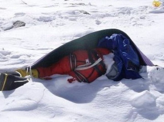 На популярному маршруті на Говерлу з боку Івано-Франківщини виявили вмерзле у сніг тіло людини