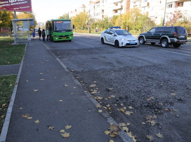 На вулиці Росвигівській у Мукачеві демонтували старі "лежачі поліцейські"