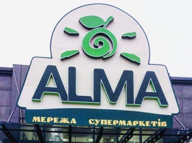 Горів супермаркет у Мукачеві: відео з місця події