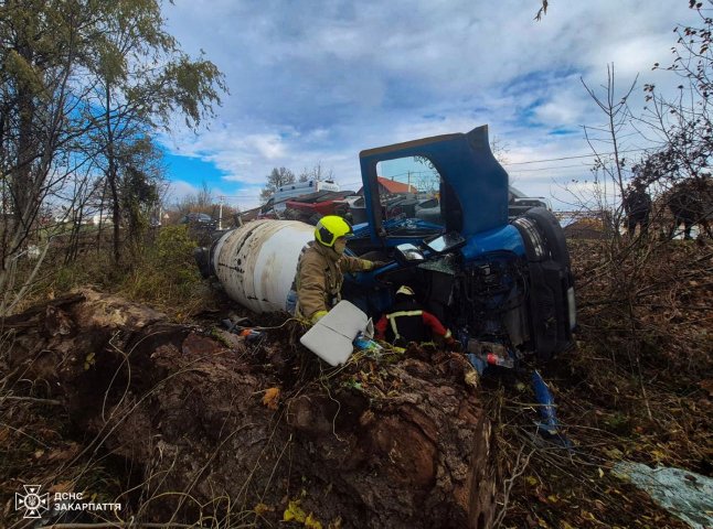 Бетонозмішувач злетів у кювет, а водія затисло в кабіні: на Берегівщині сталася ДТП