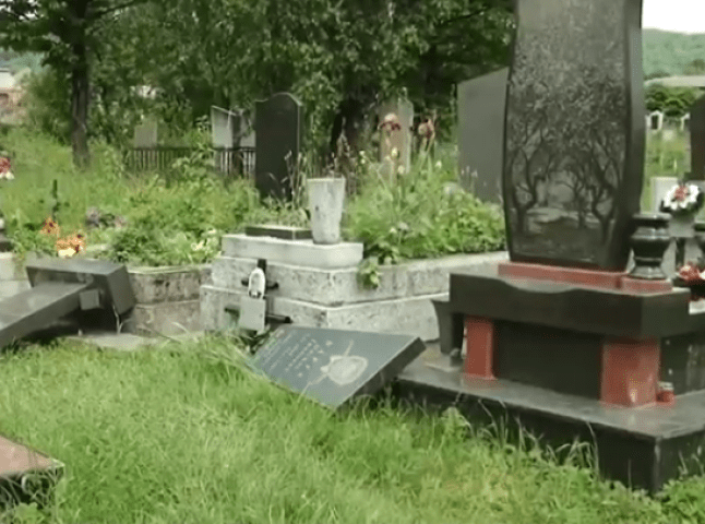 Вандали пошкодили близько 40 надгробків на кладовищі