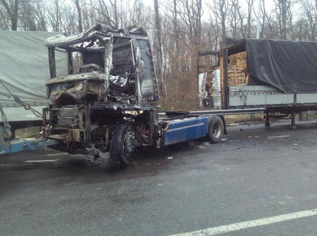 На кордоні зі Словаччиною згоріла фура, яка везла пиломатеріали у Європу