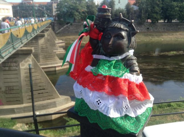 Ужгородську Свободку одягнули у сукню кольорів угорського прапора