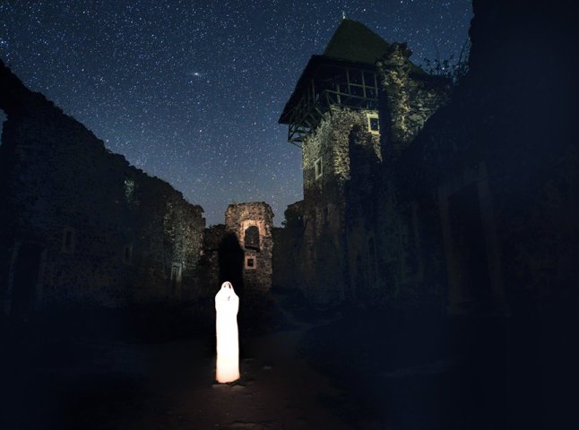 У небі над одним із замків Закарпаття сфотографували унікальне природне явище