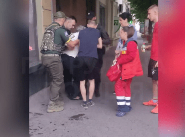 Прибули медики і патрульні: в центральній частині Мукачева знепритомніла жінка