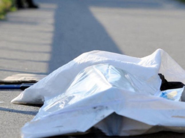 Вранці у Мукачеві посеред вулиці помер чоловік