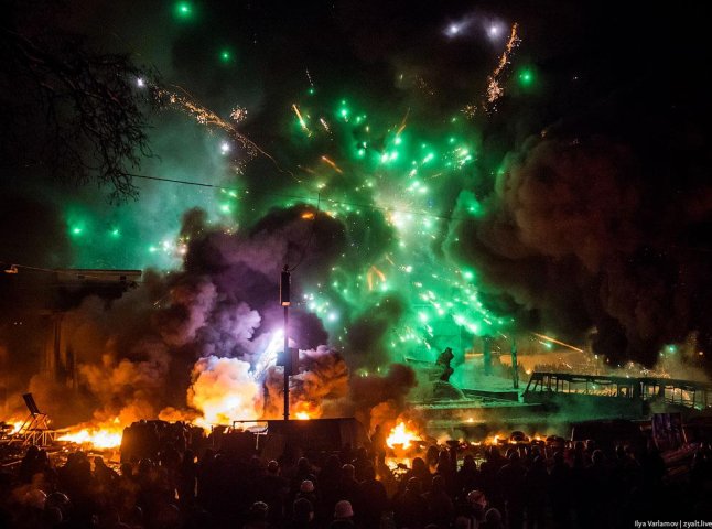 Мітингувальники всю ніч палили автопокришки, щоб не дати можливості піти у наступ "Беркуту"