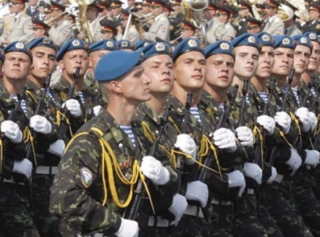 Працівники Мукачівського міськвиконкому перерахували одноденну заробітну плату для української армії