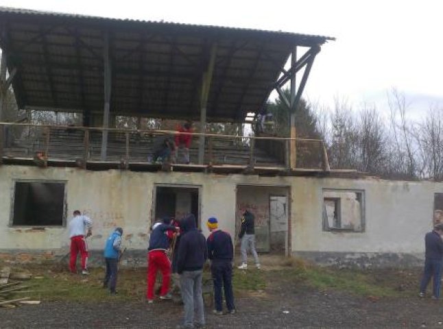 Іршавські футболісти власними силами відновлюють стадіон (ФОТО)