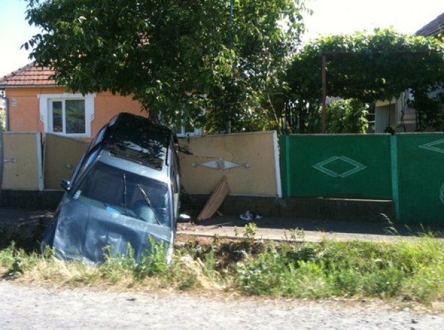 В Ракошині чергове ДТП: автівка протаранила паркан (ФОТО)