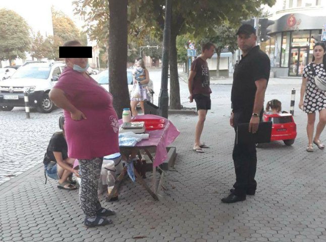 Жінки вирішили продавати сир на центральній площі Мукачева: на них склали адмінпротокол
