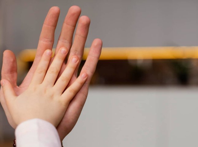 Допомога одиноким матерям