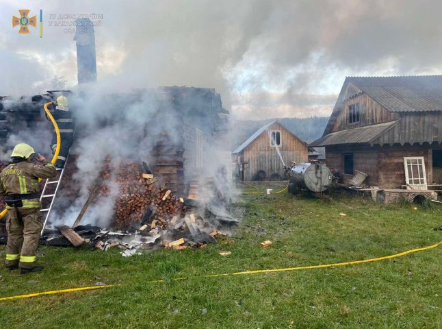 На Хустщині загорівся дерев’яний будинок