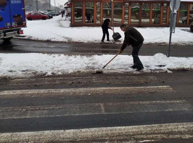 Пішохідні переходи та автобусні зупинки Мукачева розчищають від снігу