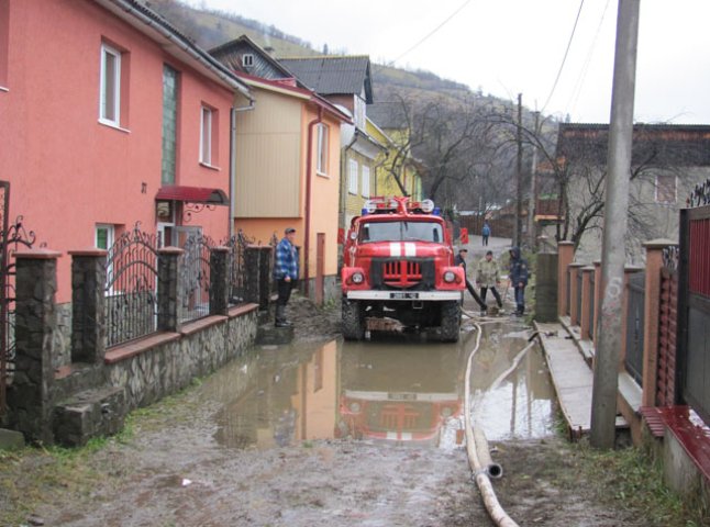 Рятувальники продовжують ліквідовувати наслідки повені у гірських районах Закарпаття