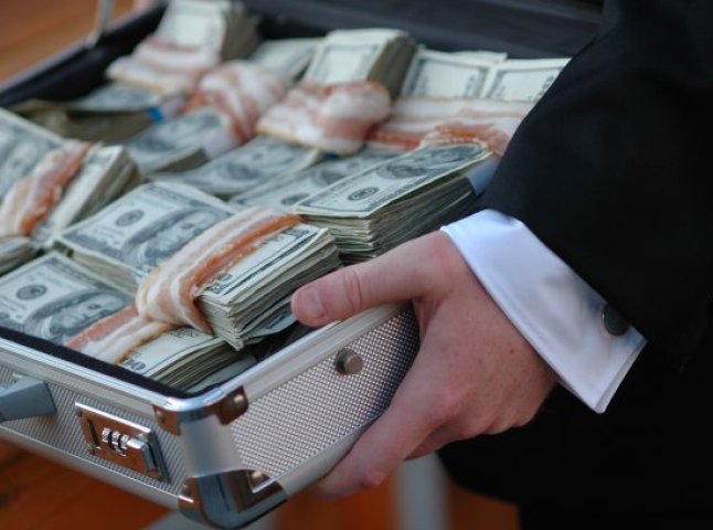 Закарпатського прокурора піймали на хабарі у розмірі 8 тисяч доларів