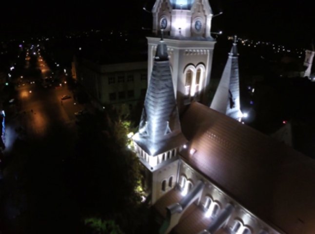 У мережі з’явилось вражаюче нічне відео церкви Святого Мартина у Мукачеві (ВІДЕО)