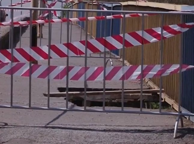 На "іршавському" мосту неподалік ринку ГІД у Мукачеві утворилось небезпечне урвище
