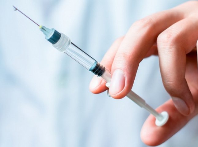 У Мукачеві за місяць вакцинували майже 2000 людей