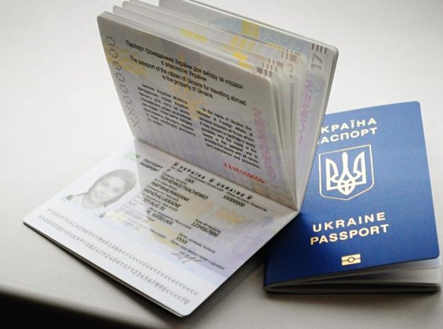 "Паспортний сервіс" на 5 днів припинить видавати біометричні паспорти