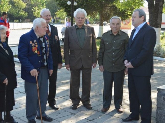 Іршавські ветерани та працівники міськвиконкому вшанували загиблих під час Другої Світової війни