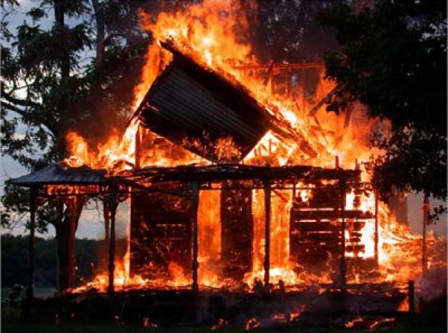 На Міжгірщині за один день згоріли два житлові будинки