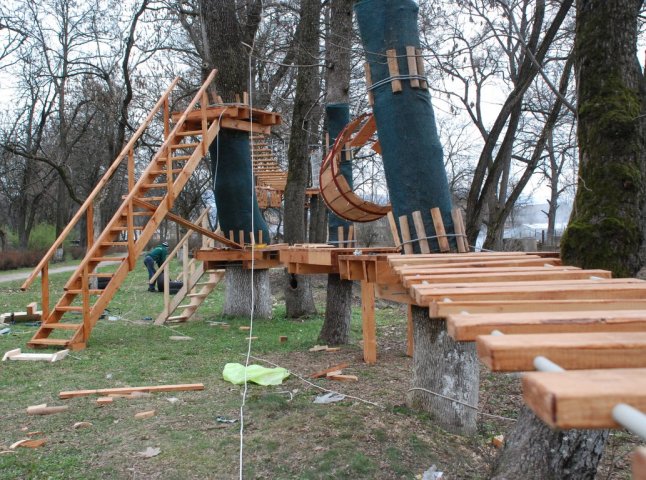 Наприкінці весни в Іршаві відкриють перший у Закарпатті мотузковий парк